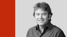 Das Beitragsbild des ARD Radiofeature "Der Alpen-Kollaps" zeigt ein Porträt des Journalisten Georg Bayerle.