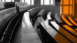 Das ARD Radiofeature Beitragsbild "Wissenschaftsfreiheit" zeigt einen Hörsaal an einer deutschen Hochschule