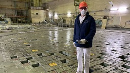 Das Beitragsbild des Dok5 "Atomkraftwerke im Ukraine-Krieg" zeigt den Autor Reinhard Brüning im Atomkraftwerk Saporischschja in der Ukraine.