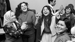 Das Beitragsbild des Dok5 "Die Verhältnisse zum Tanzen bringen - Die Jukebox der Gastarbeit" zeigt tanzende Frauen auf einer tuerkischen Hochzeit in Berlin 1979.
