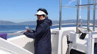Katharina Heyer auf dem Meer bei der Ausschau nach Walen
