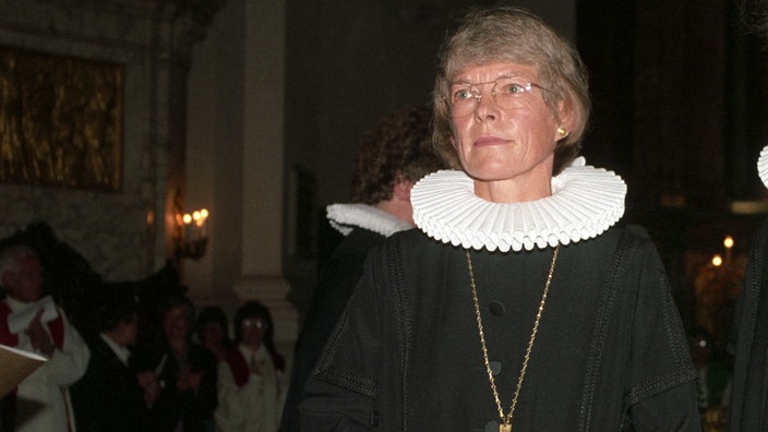 Die weltweit erste evangelisch-lutherische Bischöfin Maria Jepsen steht bei ihrer Amtseinführung am 30.08.1992 in der St. Michaelis-Kirche in Hamburg.