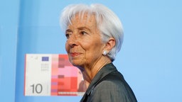 Präsidentin der Europäischen Zentralbank, Christine Lagarde, im Hintergrund ist eine Banknote zu sehen. 