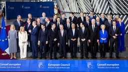 EU-Staats- und Regierungschefs, darunter Premierminister Rob Jetten, posieren während des EU-Gipfels für ein Gruppenfoto, 19.03.2026.