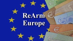 Symbol: Geldscheine und der Schriftzug ReArm Europe ist umkreist von EU-Sternen.