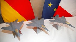 Modelle des deutsch-französisch-spanischen Future Combat Air System (FCAS / SCAF), Paris, 20.02.2026.