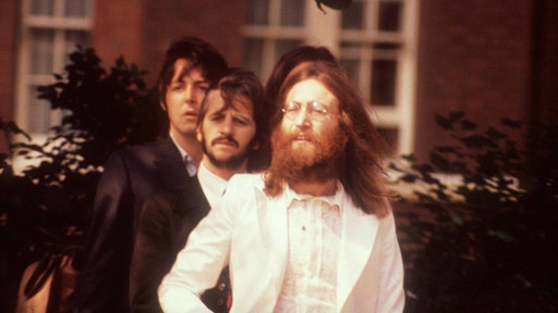 John Lennon (re.), Ringo Starr (Mitte) und Paul McCartney während des Fotoshootings 