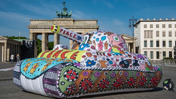 Ein kunstvoll gestalteter, aufblasbarer Panzer des gebürtigen Leipziger Pop Art- Künstlers Michael Fischer-Art steht am 8. Mai 2020 vor dem Brandenburger Tor. 