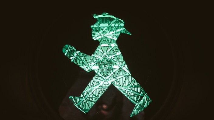 Ein grünes Ampelmännchen in Berlin