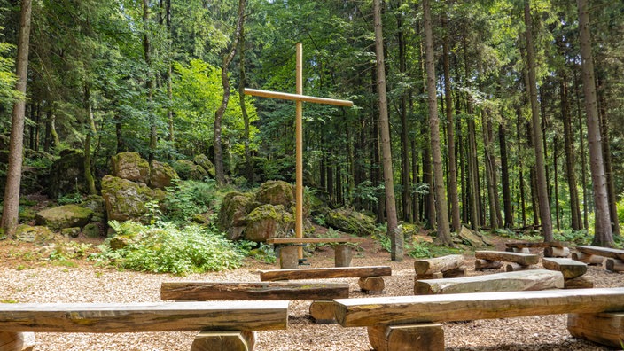 Im Wald der Kirchengemeinde Unnau (Bad Marienberg) im Westerwald befindet sich eine Waldkirche.