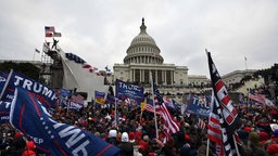 Am 06.01.2021 stürmen Anhänger von US-Präsident Donald Trump das Kapitol in Washington 