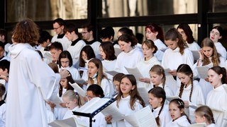 Der Kölner Domchor singt vor Erzbischof Rainer Maria Kardinal Woelki beim Pontifikalamt zu Fronleichnam 2022 auf dem Roncalliplatz