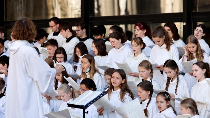 Der Kölner Domchor singt vor Erzbischof Rainer Maria Kardinal Woelki beim Pontifikalamt zu Fronleichnam 2022 auf dem Roncalliplatz