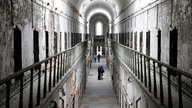 Museumsbesucher in einem der mehrstöckigen Zellenblöcke des Eastern State Penitentiary