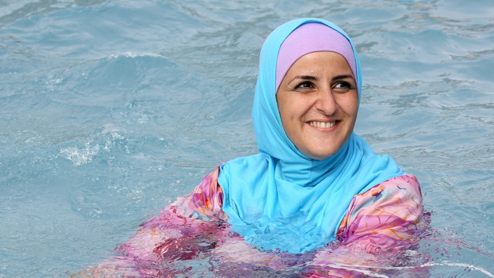 Eine muslimische Frau im Burkini in einem Berliner Freibad