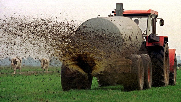 Ein Landwirt bringt Gülle auf seinem Feld in den Wümmewiesen aus
