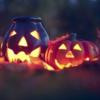 Halloween-Kürbis-Deko und Herbstlaub