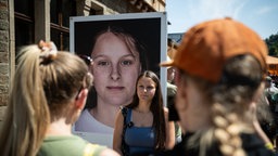 5 Jahre nach der Flutkatastrophe in Rheinland-Pfalz, Altenahr: Eine Betroffene steht vor ihrem Porträt auf der Ausstellungseröffnung "We AHR strong. Fünf Jahre, ein neuer Blick"