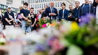 Kai Wegner (CDU, mittig links), Regierender Bürgermeister von Berlin, und Katharina Günther-Wünsch (CDU, mittig rechts), Berliner Senatorin für Bildung, Jugend und Familie, nehmen Gedenken nach der Tat am Rande des CSD teil.