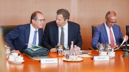 Innenminister Alexander Dobrindt (CSU), Finanzminister Lars Klingbeil (SPD) und Bundeskanzler Friedrich Merz (CDU) während einer Kabinettssitzung am 15. Juli 2026.