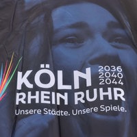 Plakat, das für die Austragung der Olympischen Spiele in Köln und Rhein/Ruhr wirbt. 