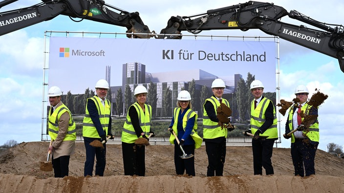 Symbolischer Spatenstich für ein Rechenzentrum im im Rheinischen Revier.