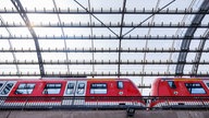 Eine S-Bahn steht im Kölner Hauptbahnhof.