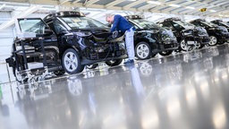  Ein Mitarbeiter arbeitet an einem selbstfahrenden Elektro-Bulli ID Buzz AD (Autonomous Driving) im Werk von Volkswagen Nutzfahrzeuge.