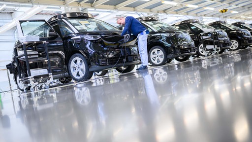  Ein Mitarbeiter arbeitet an einem selbstfahrenden Elektro-Bulli ID Buzz AD (Autonomous Driving) im Werk von Volkswagen Nutzfahrzeuge.
