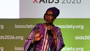 UNAIDS-Direktorin Winnie Byanyima sopricht auf der Welt-Aids-Konferenz 2026 in Rio de Janeiro.