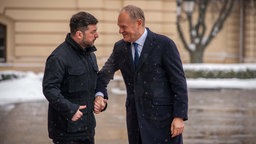 Der ukrainische Präsident Wolodymyr Selenskyj (l) und der polnische Ministerpräsident Donald Tusk während eines Treffens Anfang Februar 2026 in Kiew. 