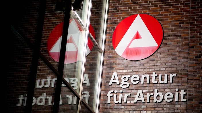 Symbolbild: Logo und Schriftzug der "Agentur für Arbeit" an einer Hauswand