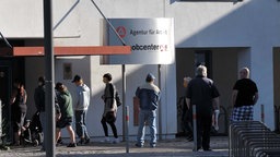 Archivbild: Menschen vor dem Gebäude eines Jobcenters (2015)