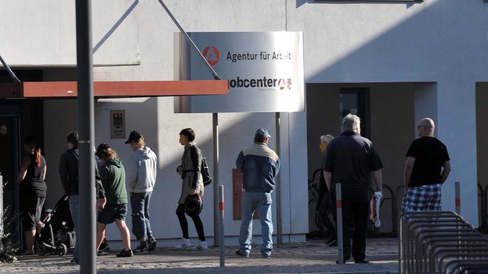 Archivbild: Menschen vor dem Gebäude eines Jobcenters (2015)