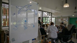 Blick in ein Pflegeheim für Alzheimer-Patien:innen.