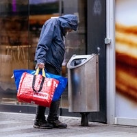 Symbolbild: Ein Mann sucht in einem Mülleimer nach Verwertbarem