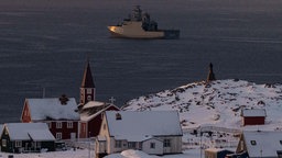 Das Militärschiff HDMS Knud Rasmussen der Königlich Dänischen Marine patrouilliert in der Nähe von Nuuk
