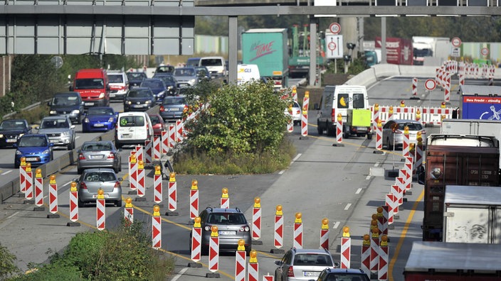 Verkehrsführung auf einer Autobahn wird wegen einer Baustelle geändert.
