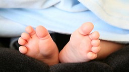Symbolbild: Babyfüße.