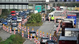 Symbolbild: Stau und zähfließender Verkehr an einer Autobahnbaustelle.