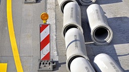 Symbolbild: Arbeitsmaterial an einer Autobahnbaustelle.