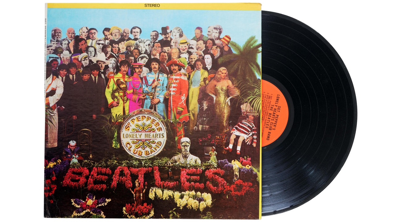 Das Beatles-Cover von "Sgt. Pepper's Lonely Hearts Club Band" zeigt ein Gruppenbild (die Mitglieder der Beatles neben berühmten Persönlichkeiten aus aller Welt), mit Blumen verziert