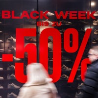 Im Schaufenster eines Schuhgeschäfts informiert große, rote Schrift über "50% Rabatt" in der sogenannten "Black Week"