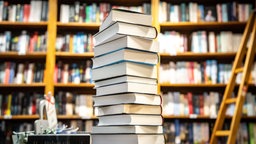 Ein Bücherstapel in einer Buchhandlung