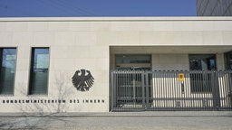 Eingang des Bundesinnenministeriums in der Ingeborg-Drewitz-Allee in Berlin-Moabit. 