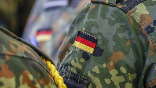 Deutschlandflagge auf der Uniform eines Soldaten. Symbolbild
