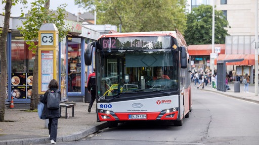 Ein Linien-Bus steht an einer der Haltestellen am Bonner Busbahnhof.