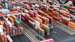 Symbolbild: Container stehen im Containerterminal Altenwerder auf einer Abstellfläche (2019).