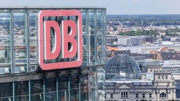 Das Logo der Deutschen Bahn am Hauptsitz in Berlin. 