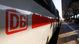Ein ICE steht am Nürnberger Hauptbahnhof am Gleis.